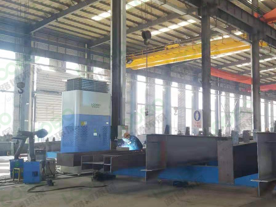 自循環(huán)焊煙凈化器適配鋼結(jié)構(gòu)車間恰如其分，煙霧消散，讓焊接更安心 (2).jpg